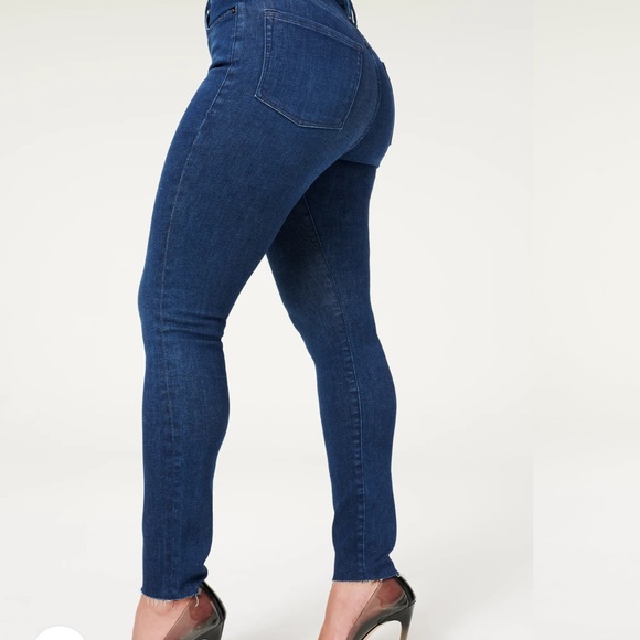 GOOD AMERICAN JEANS **PLUS-SIZE** LOTS OF STRETCH - Picture 3 of 12